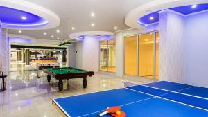 阿拉尼亚Apartment 1+1 in ANOTHER WORLD Complex的一间带台球桌和乒乓球桌的房间