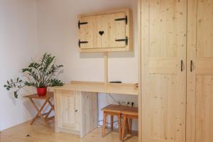 布莱德Tourist farm Mulej的一张木桌,橱柜在房间内