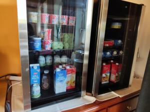 LenzingAustria Traveller Hotel Lenzing的装满大量饮品的冰箱