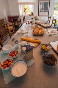 杜柏B&B l'Aigrin的餐桌上放有盘子和碗的食物