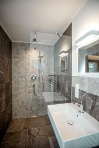 新黎凡特Tyrol Living & Cafe的一间带水槽和淋浴的浴室