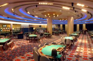 路特奇罗塔奇赌场俱乐部酒店的赌场里设有扑克牌桌椅的赌场