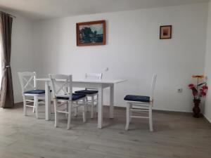 洛帕Apartmani Ana-Lora的客房内的白色桌椅