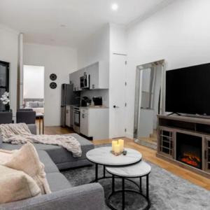 纽约Modern Holiday Apartment with Strategic Location in New York的带沙发和电视的客厅