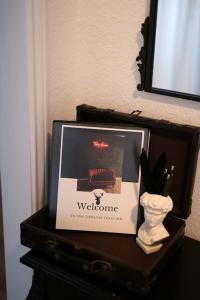 圆石城Timeless-Texas-Inn - Heated Pool Oasis & Lux Vibe的一张桌子上带花瓶的盒子上的照片