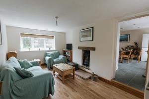 High HesketELM HOUSE COTTAGE - 2 Bed Cottage in High Hesket on the edge of the Lake District, Cumbria的带沙发和壁炉的客厅