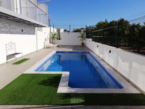 蒙卡拉帕舒VILLA CERRO E MAR Apartement的屋顶上的游泳池