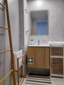 阿威罗White Design Apartment的一间带水槽和镜子的浴室
