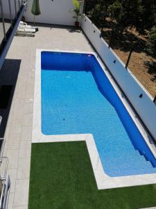 蒙卡拉帕舒VILLA CERRO E MAR Apartement的庭院里的一个蓝色海水游泳池
