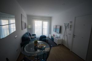 埃尔泰勒罗Blanco 35 by SunHousesCanarias的客厅配有蓝色的沙发和玻璃桌