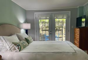 维恩亚德海文查尔斯与查尔斯埃姆维酒店的一间卧室配有带白色床单和枕头的床。