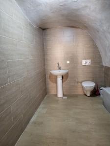 马尔丁Tarihi ulu cami yanı Tarih çift kişilik oda的一间带水槽和卫生间的浴室
