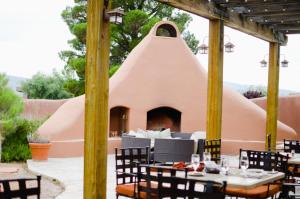 圣乔治红山度假村 的一间拥有大型粉红色建筑的餐厅