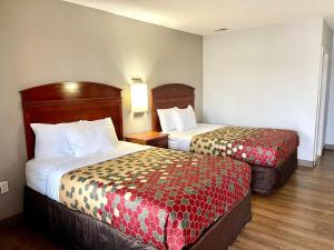 LesterRed Carpet Inn Philadelphia Airport的酒店客房 - 带两张床