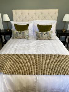 因弗内斯Beinn Mhor Lodge的一张配有白色床单和枕头的大床