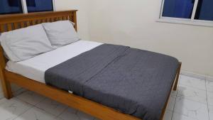 BrikamaMatano Guest House的卧室内的一张床铺,配有木制床架