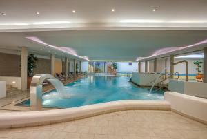 格赖瑙Berghotel Hammersbach的一座带水滑梯的酒店游泳池