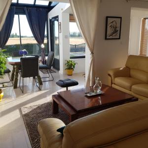 鲁昂Calme et Nature的客厅配有沙发和桌子