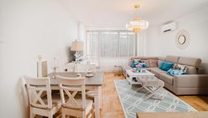 库瑞尼卡慕斯卡Apartament Marta Luxury的客厅配有沙发和桌子
