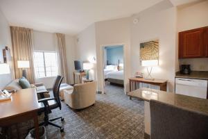 巴吞鲁日Sonesta ES Suites Baton Rouge University at Southgate的大型酒店客房设有客厅和卧室。