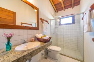 阿拉亚尔达茹达Charm Bahia Residencias的一间带水槽、卫生间和淋浴的浴室