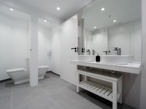 庞特维德拉Hostel Charino的白色的浴室设有2个盥洗盆和1个卫生间。