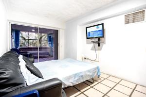 PampatarSerena apartamento vacacional的客厅配有沙发和电视。