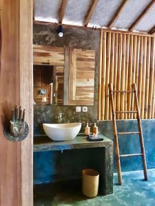 吉利阿尔Musa Bintang Villas and Bungalows Gili Air的一个带水槽和碗在柜台上的浴室