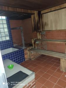 拉巴斯Hostal NAVAL的厨房铺有蓝色瓷砖地板,配有水槽