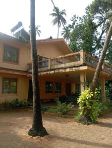 卡兰古特Lobos villa的带阳台和两棵棕榈树的房子