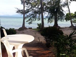 通萨拉海门海滩度假村的海滩上的白色桌椅