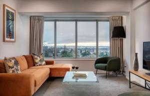 罗托鲁瓦Rydges Rotorua的带沙发和大窗户的客厅
