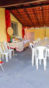 圣阿马鲁Pousada do Mané的一套白色的桌椅