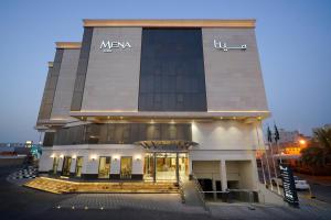 达曼Mena East Suites Dammam的前面有梅扎标志的建筑