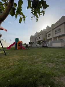 艾卜哈فلل السيف الخاصة的建筑前带游乐场的公园