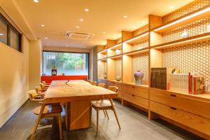 京都Gion Misen的一间带木桌和椅子的用餐室