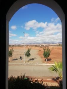 Cite AdrarAppartement dans villa的从窗户可欣赏到沙漠景色