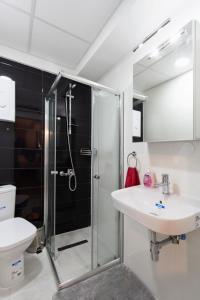 奥赫里德Gric Apartments的带淋浴和盥洗盆的浴室