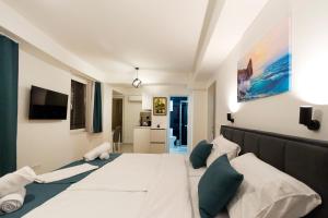 奥赫里德Gric Apartments的一间卧室设有两张床,墙上配有电视。
