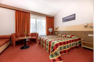 帕兰加信息酒店的酒店客房设有床和窗户。