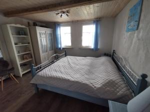 施科伊迪茨Ferienwohnung Dölzig的一间卧室设有一张床和一个窗口