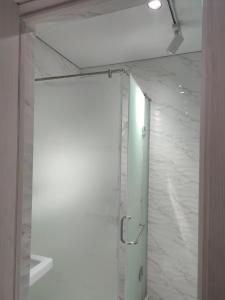 奇姆肯特"AIKO" Konak Otbasy的一间设有白色大理石墙淋浴的浴室