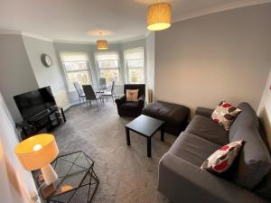 福尔柯克NEW Super 2 Bedroom Flat in Falkirk的带沙发的客厅和用餐室