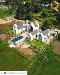 珍南海滩Ezu Isle Langkawi Pool Villa的享有带游泳池的房屋的空中景致