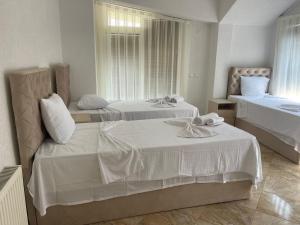 斯特鲁加Hotel Montenegro的酒店客房,配有两张带白色床单的床