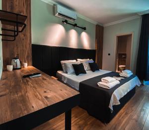 安塔利亚TEPE HOTEL&BUSINESS SUITE的一间卧室配有一张床和一张木桌
