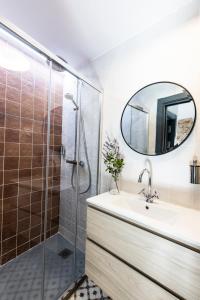 特鲁希略Apartamentos El Patio, Plaza Mayor Trujillo的浴室配有盥洗盆和带镜子的淋浴