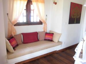 坦加拉兰卡海滩简易别墅酒店的沙发,客厅里设有窗户