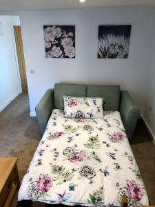 格拉斯顿伯里No 28D St Benedict的客房内的一张带花卉棉被的床