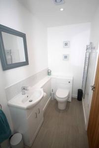 格拉斯顿伯里No 28D St Benedict的白色的浴室设有水槽和卫生间。
